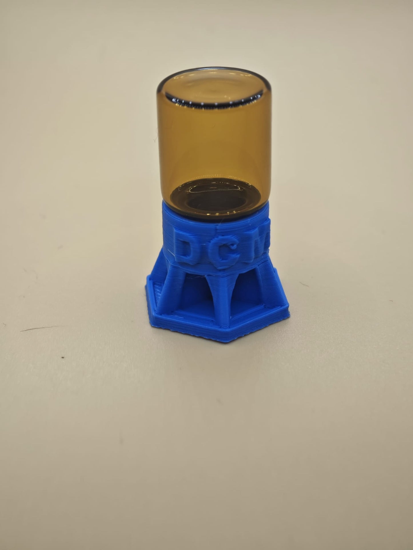 Ameisentränke mit Glas und blauem Sockel