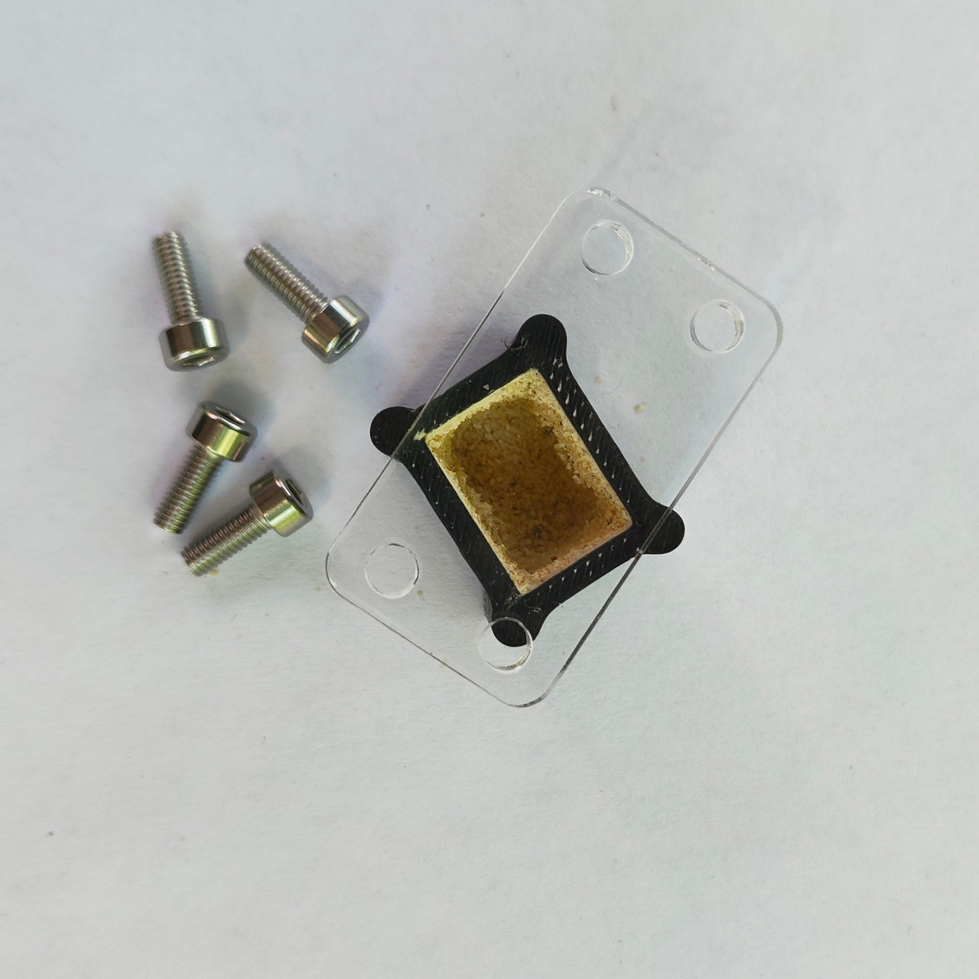 Nestverbinder Einzelteile mit Plexiglas-Abdeckung und Schrauben
